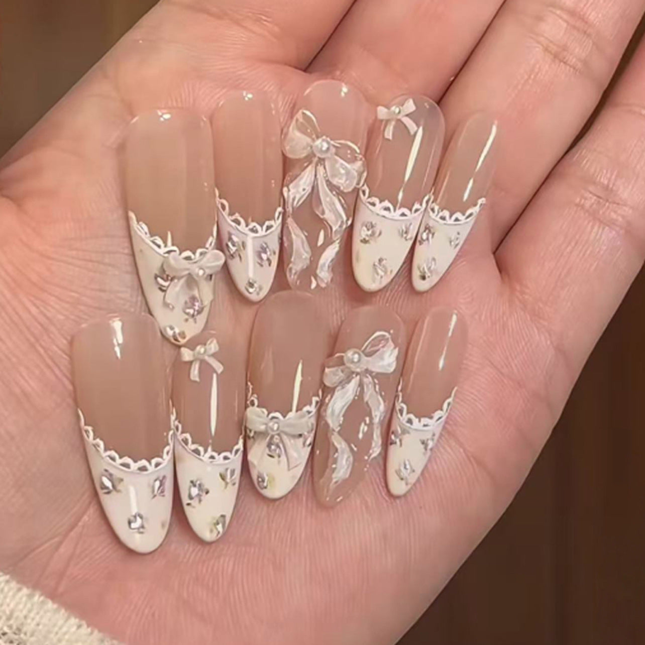 Dulce pieza de arte de uñas cortas en forma de almendra con lazo de cinta francesa | 365nails
