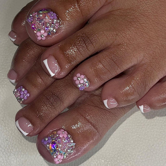 Uñas blancas francesas para los pies, diseño tridimensional con punta de flor, manicura para pies, uñas postizas cortas, uñas para los pies | 365nails