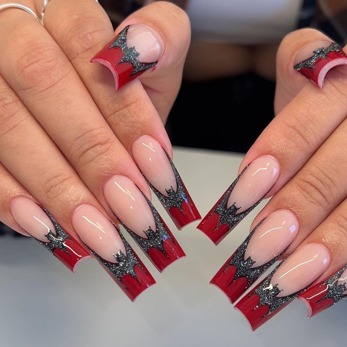 Paillettes, chauve-souris sombre, art des ongles à bord rouge, pièce d'ongle amovible produit fini en gros｜365nails
