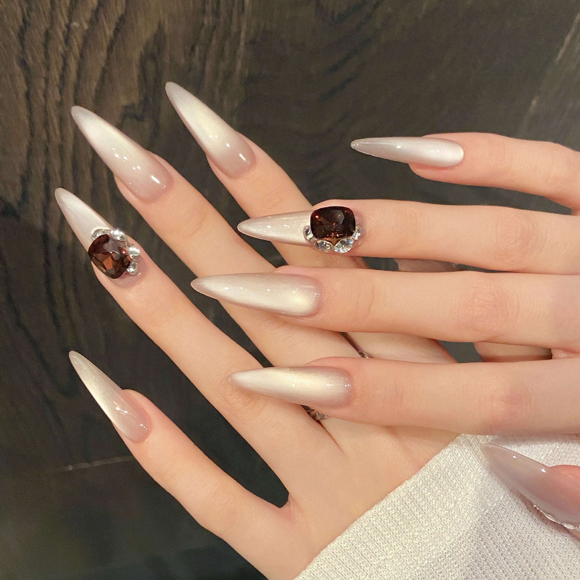 365nails: "Velvet Bloom" – Unhas Stiletto Feitas à Mão com Olho de Gato Gradiente e Detalhes de Gemas