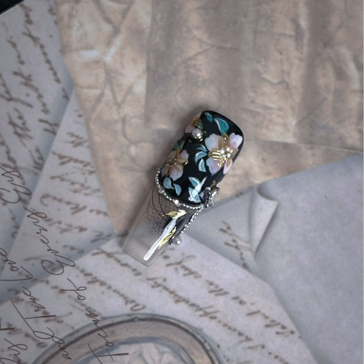 Title Ink-Night Floral Court | Black-Gold Crystal Art Series Press-On Nails