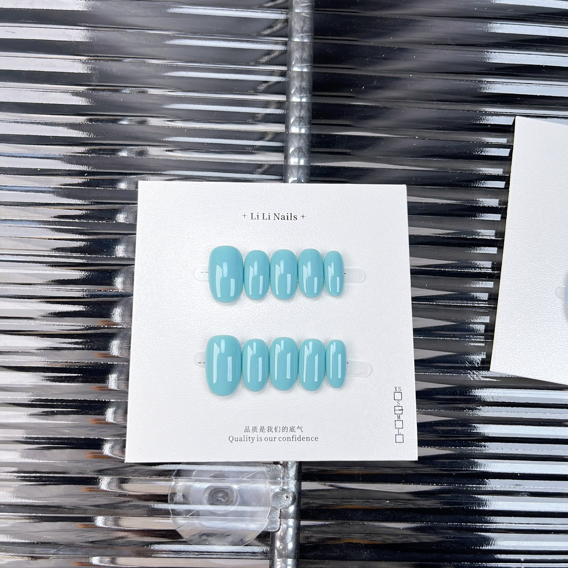 Essentiels unis | court, forme ronde | ongles press-on faits main