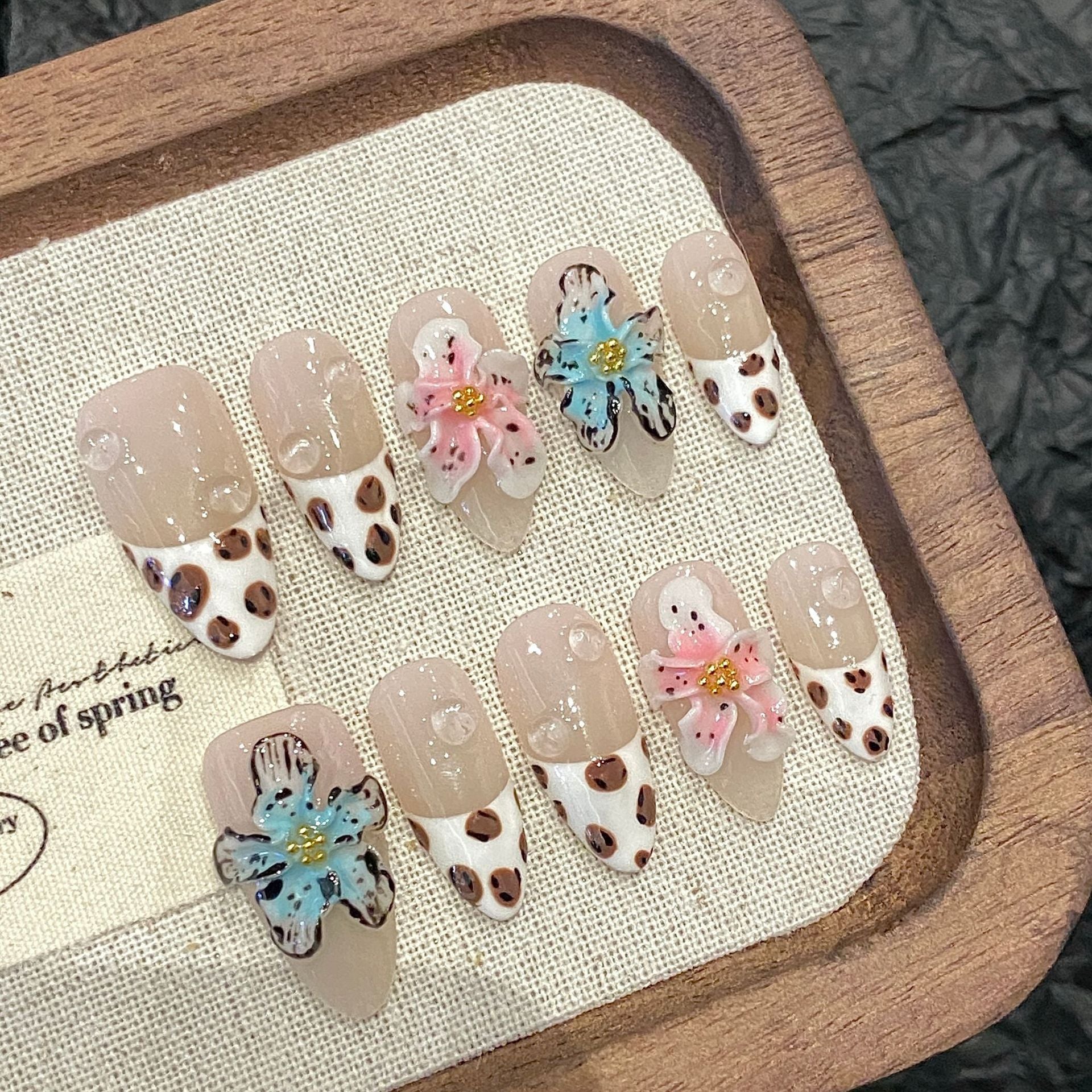 Unhas postiças de outono e inverno com estampa de leopardo e flor do diabo esculpidas à mão | 365nails