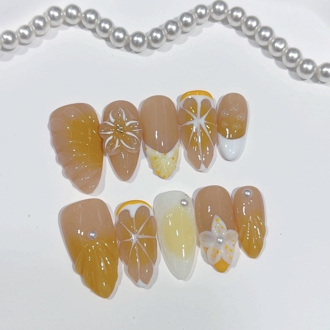 Amber Bloom: "Golden Petal" – 미디엄 아몬드형 수제 프레스온 네일