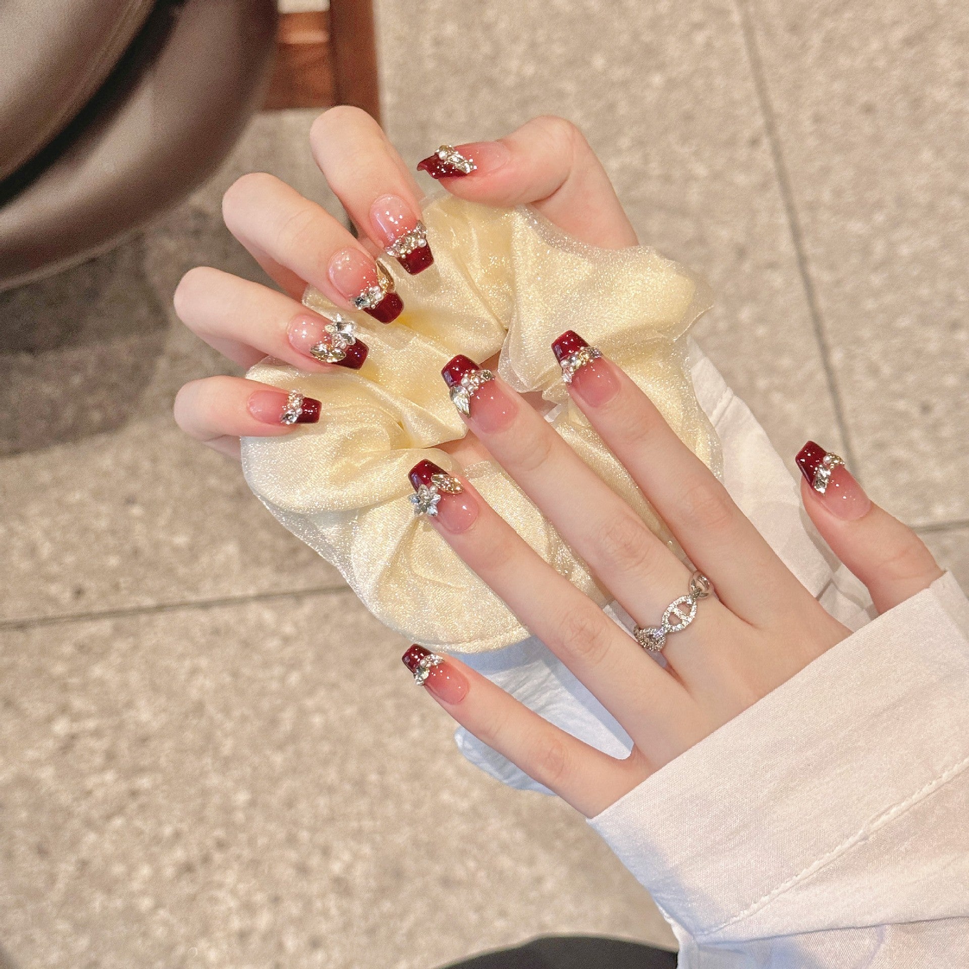 365nails: "Velvet Crush" – Uñas Cuadradas Hechas a Mano con Francés Degradado y Cristales Adornados