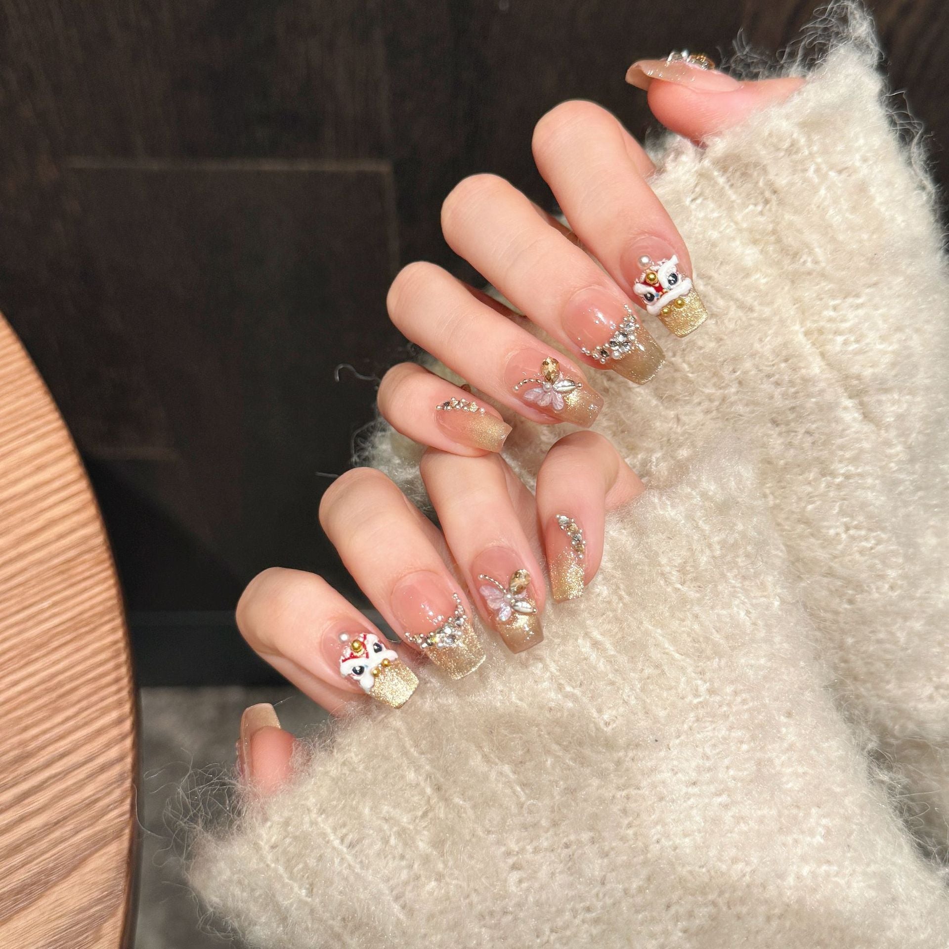 365nails: "Mariposa Dorada" – Dije de Mariposa 3D y Uñas Postizas Coffin Artesanales con Purpurina Dorada