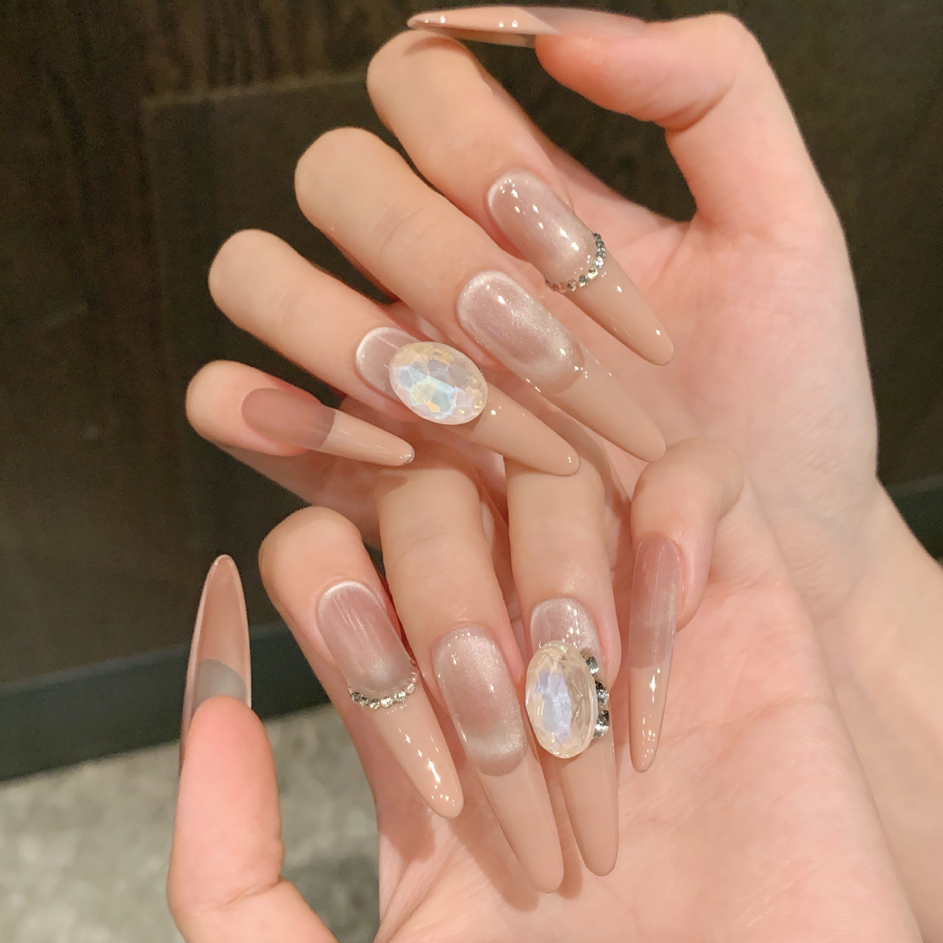 365nails: "Sonata ao Luar" – Unhas Stiletto Feitas à Mão com Opala Iridescente e Corrente de Cristal