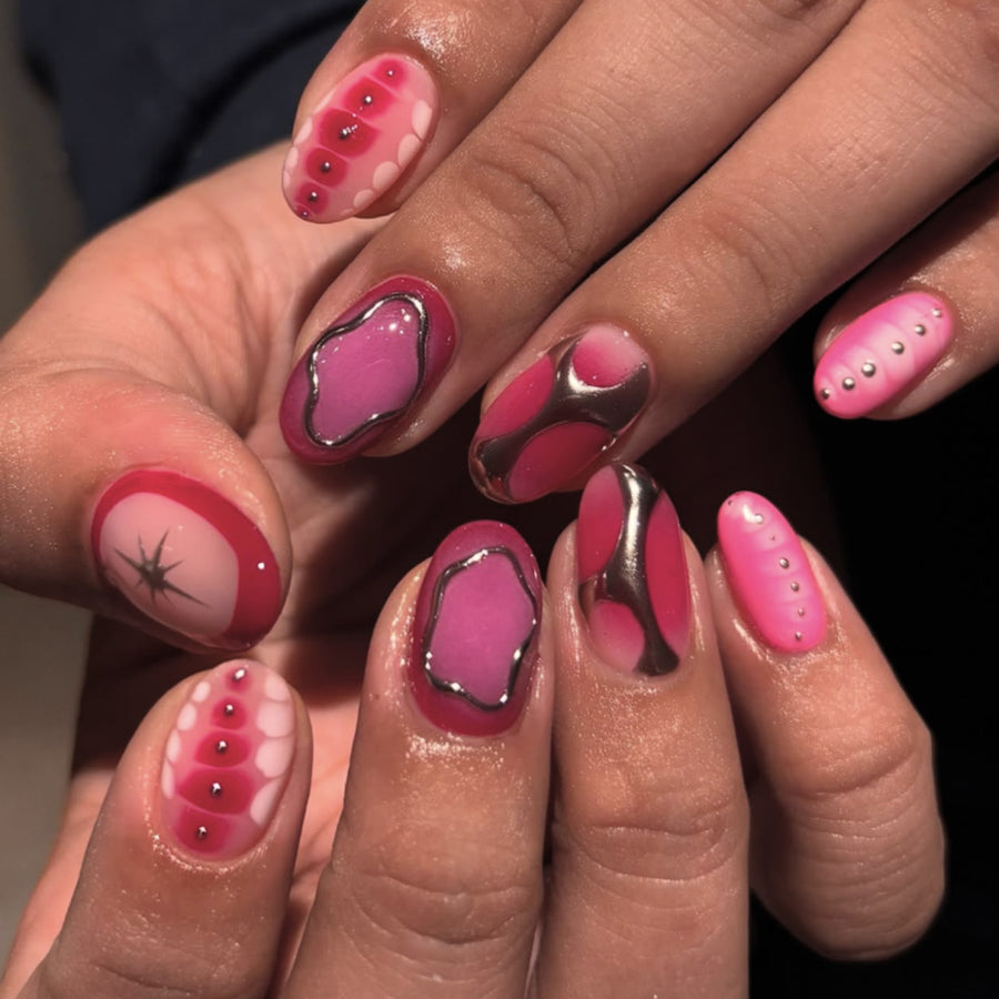 Ongles press-on roses aux accents chrome abstraits et motifs bulles
