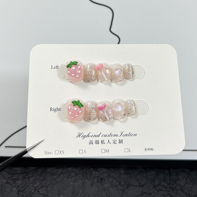 귀여운 프레스온 네일 — 딸기 모티프와 핑크 글리터 포인트