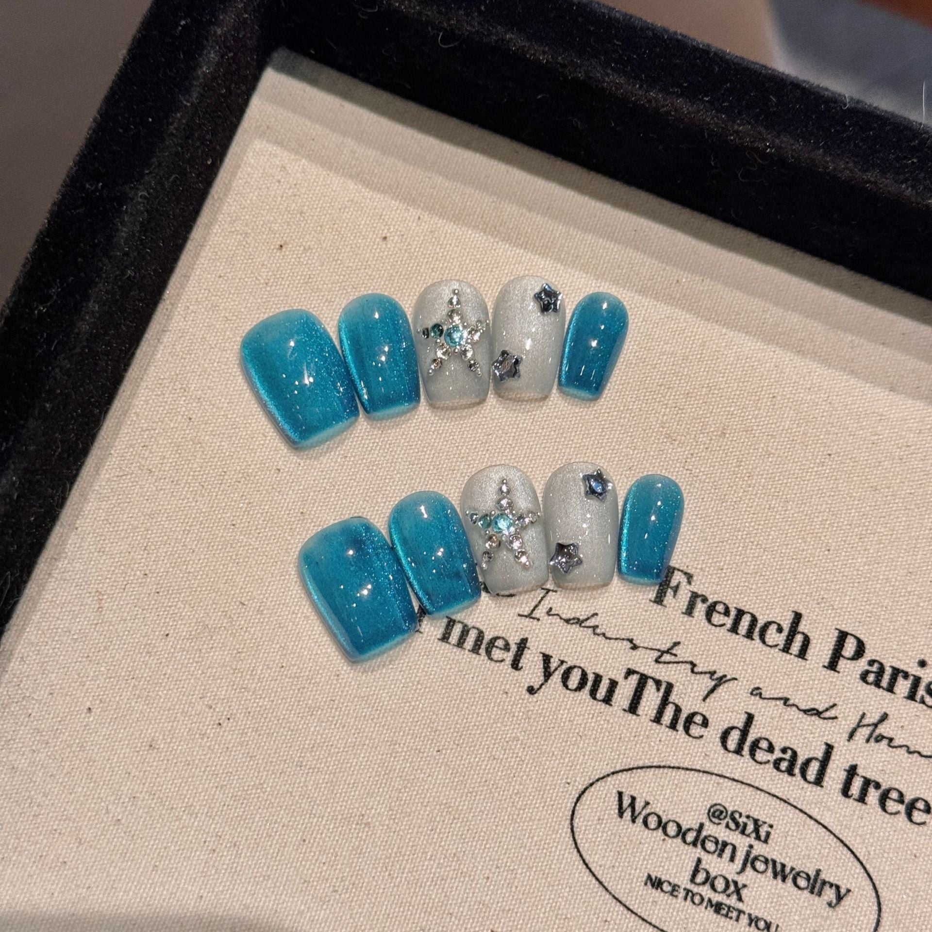 365nails: "블루 라군" – 아이스 블루 캣아이 & 3D 플라워 숏 스퀘어형 네일