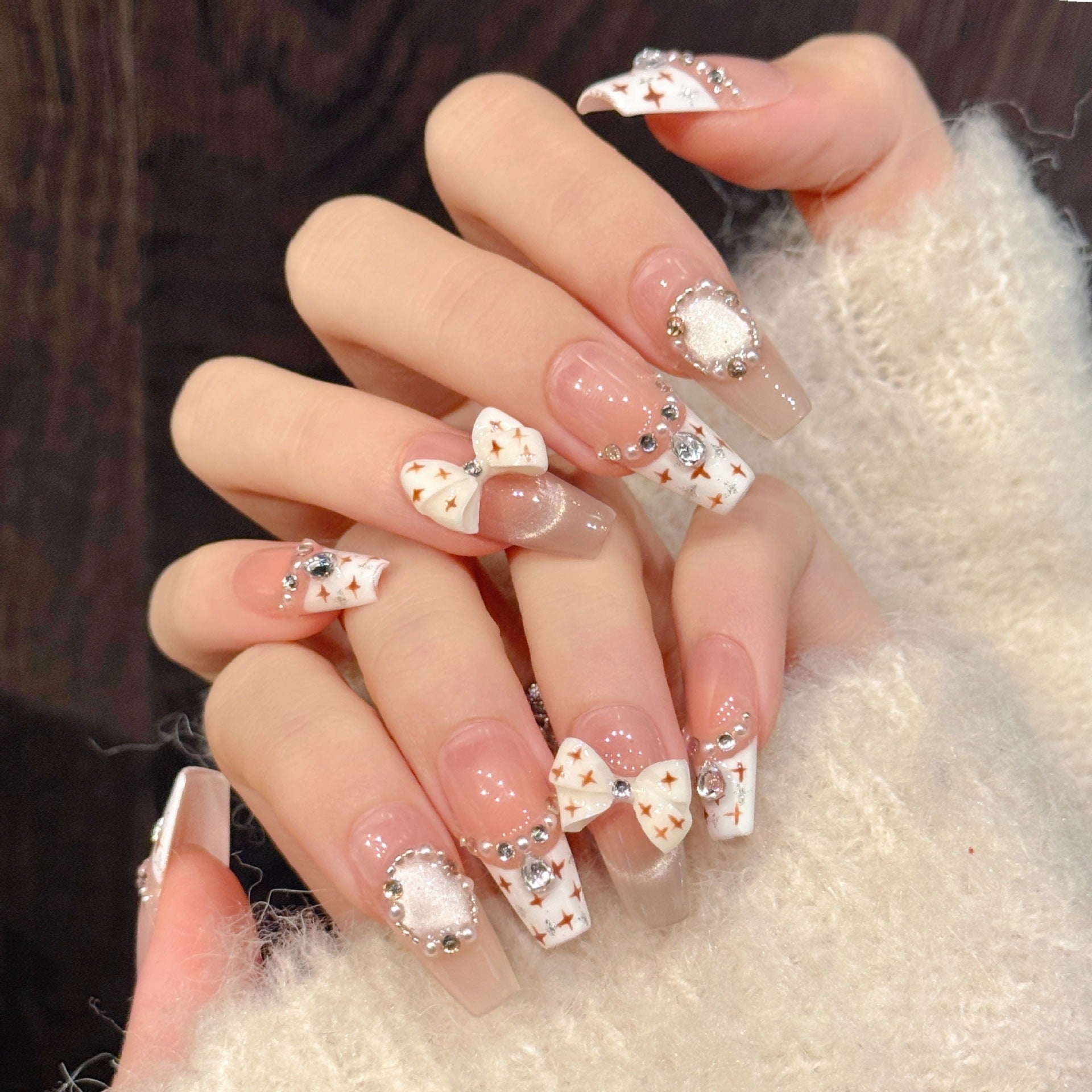 365nails: "Starlight Bow" – Unhas Amêndoas Artesanais com Laço e Cristais 3D