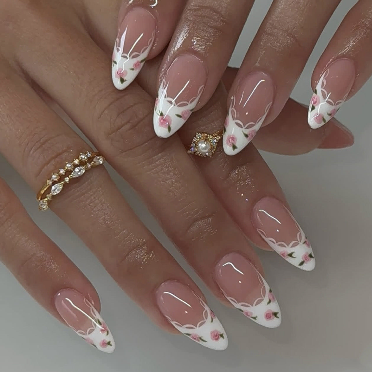 Manicura sencilla francesa con flores de hoja verde fresca y blanca, uñas postizas cortas con diseño de almendra (365nails)