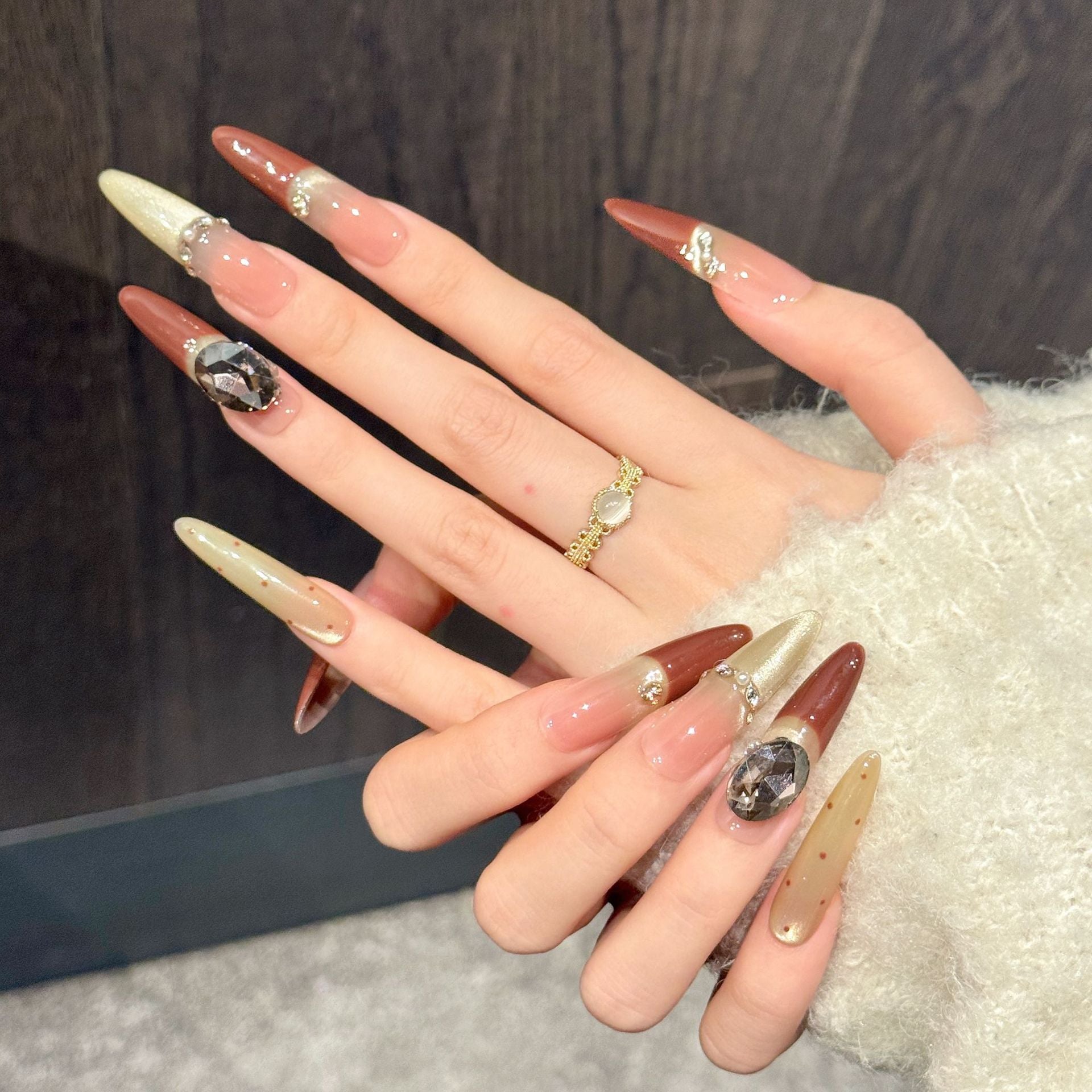 365nails: "Amber Noir" – Uñas Stiletto 3D Hechas a Mano con Gema y Punta Francesa
