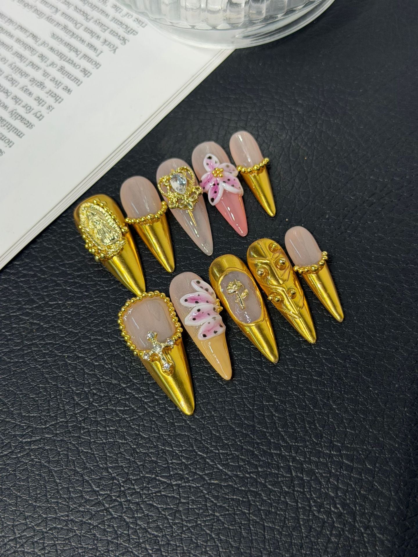 365nails: 帝王金 — 3D 華麗雕刻 手工製 尖形穿戴甲