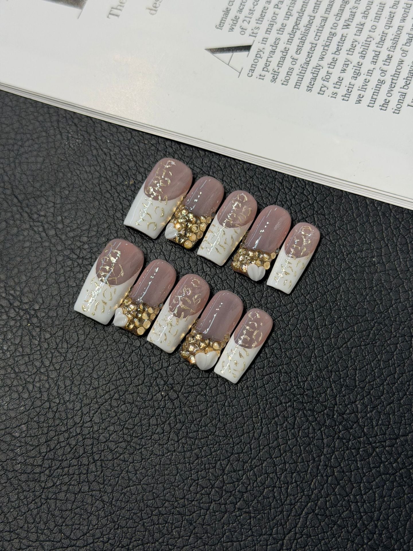 365nails：「黃金華麗」— 3D金色珠飾與大理石手工製短款方形穿戴甲