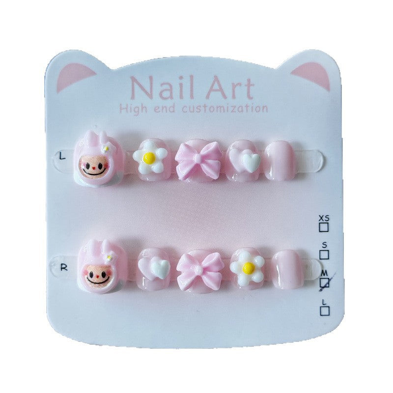 365nails：「Blossom Labubu」—手工製可愛短款橢圓形穿戴甲，Labubu 與花朵圖案