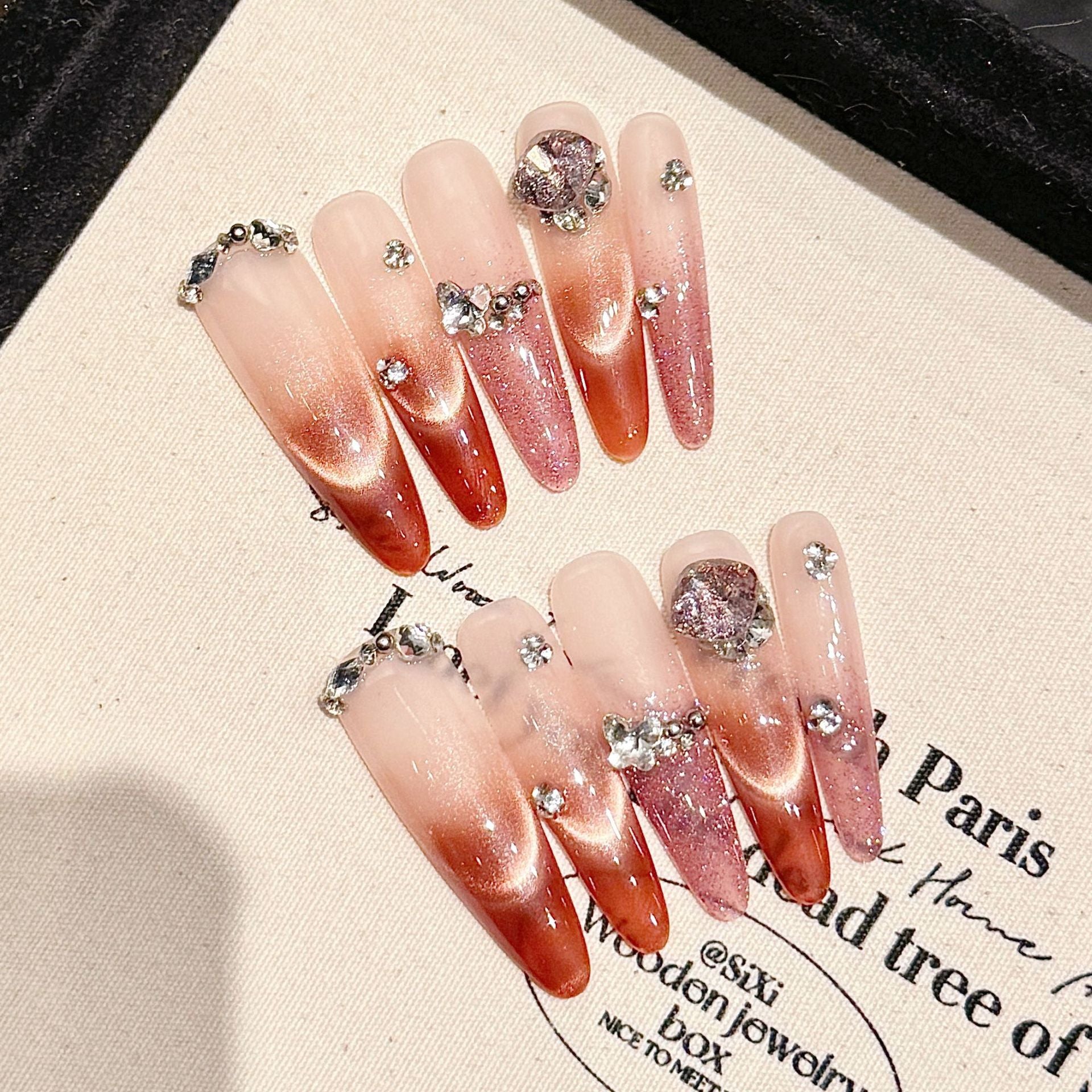 365nails: "Velvet Dusk" – Uñas Stiletto Artesanales Ombré y de Cristal