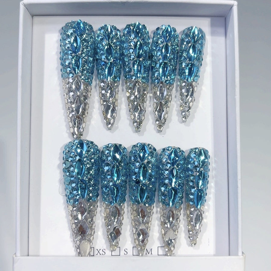 Ongles press-on bleu glacé ornés de cristaux, style luxueux