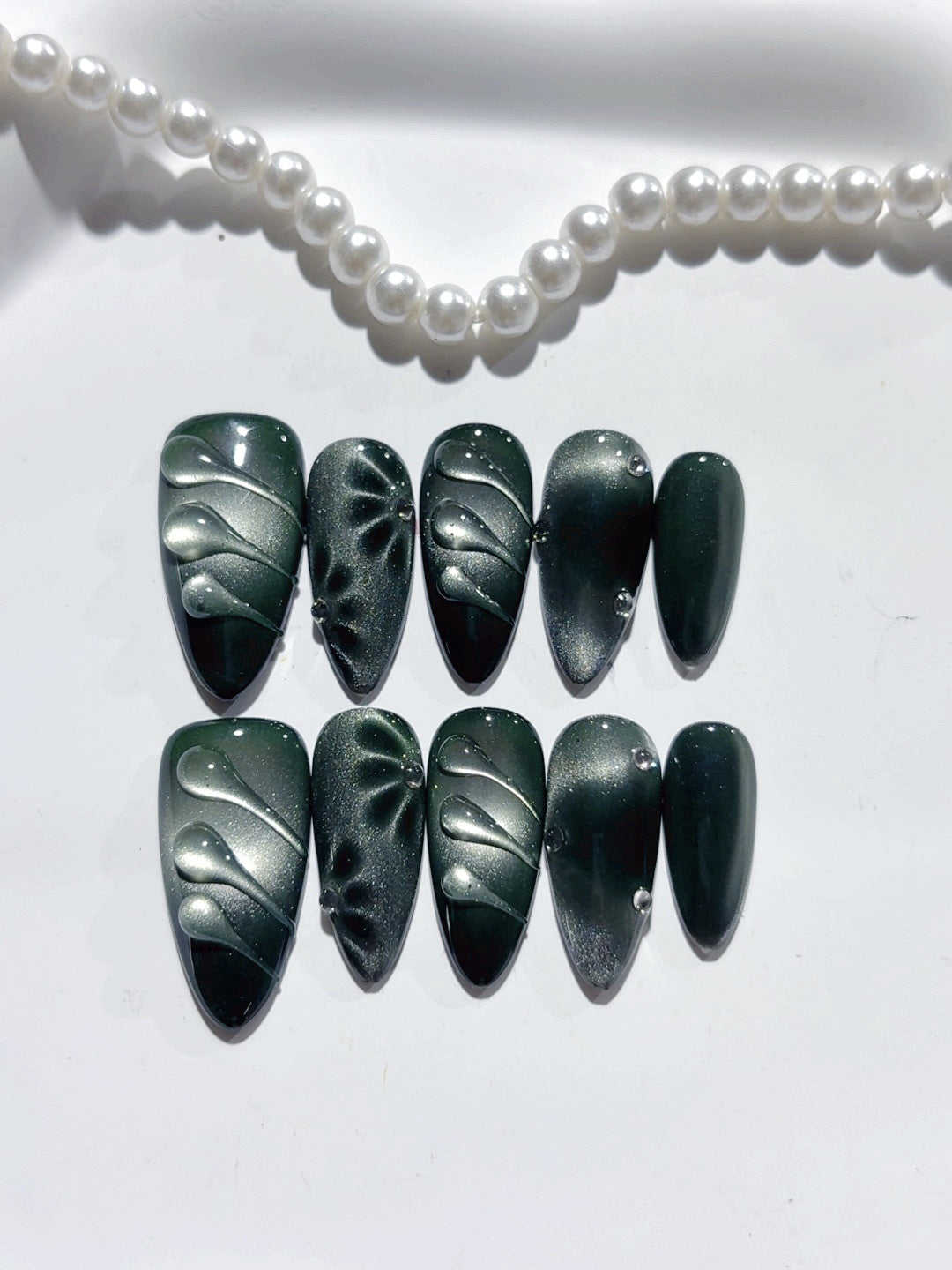 Sussurro Esmeralda: "Cat Eye Bloom" – Unhas Postiças Amendoada