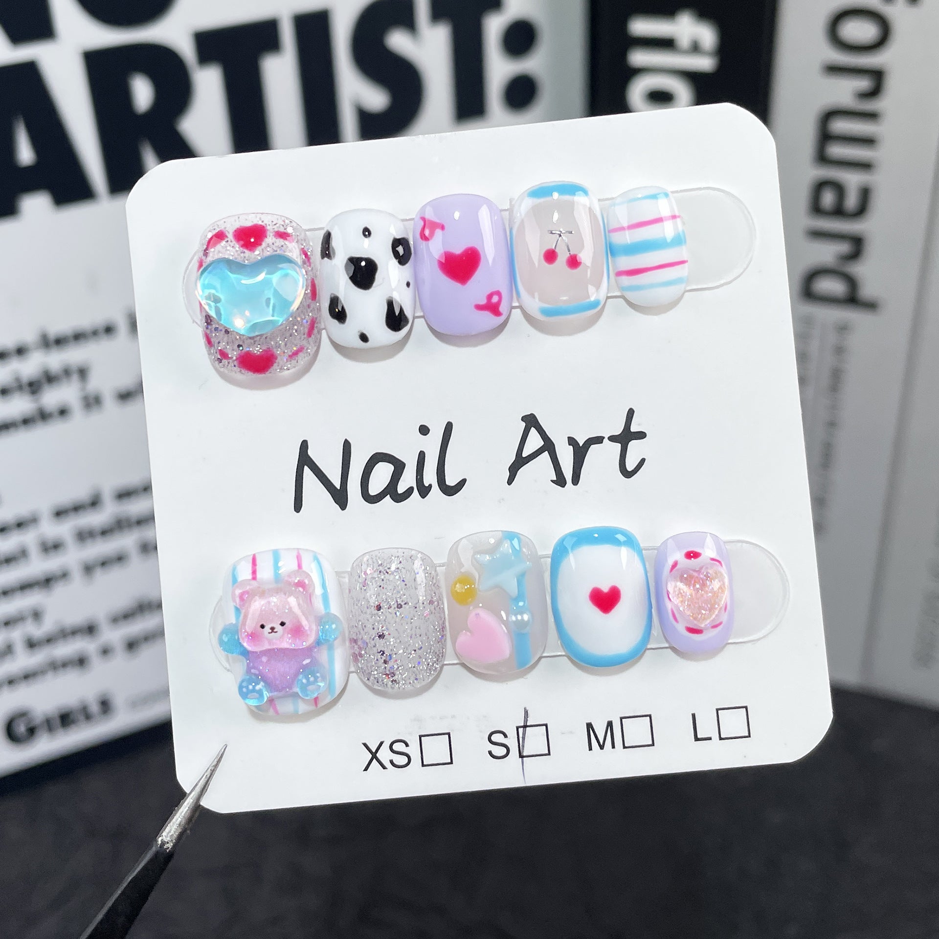 Uñas postizas cortas pintadas a mano con diseño de oso de amor tridimensional de dibujos animados, lindas y dulces, hechas a mano｜365nails