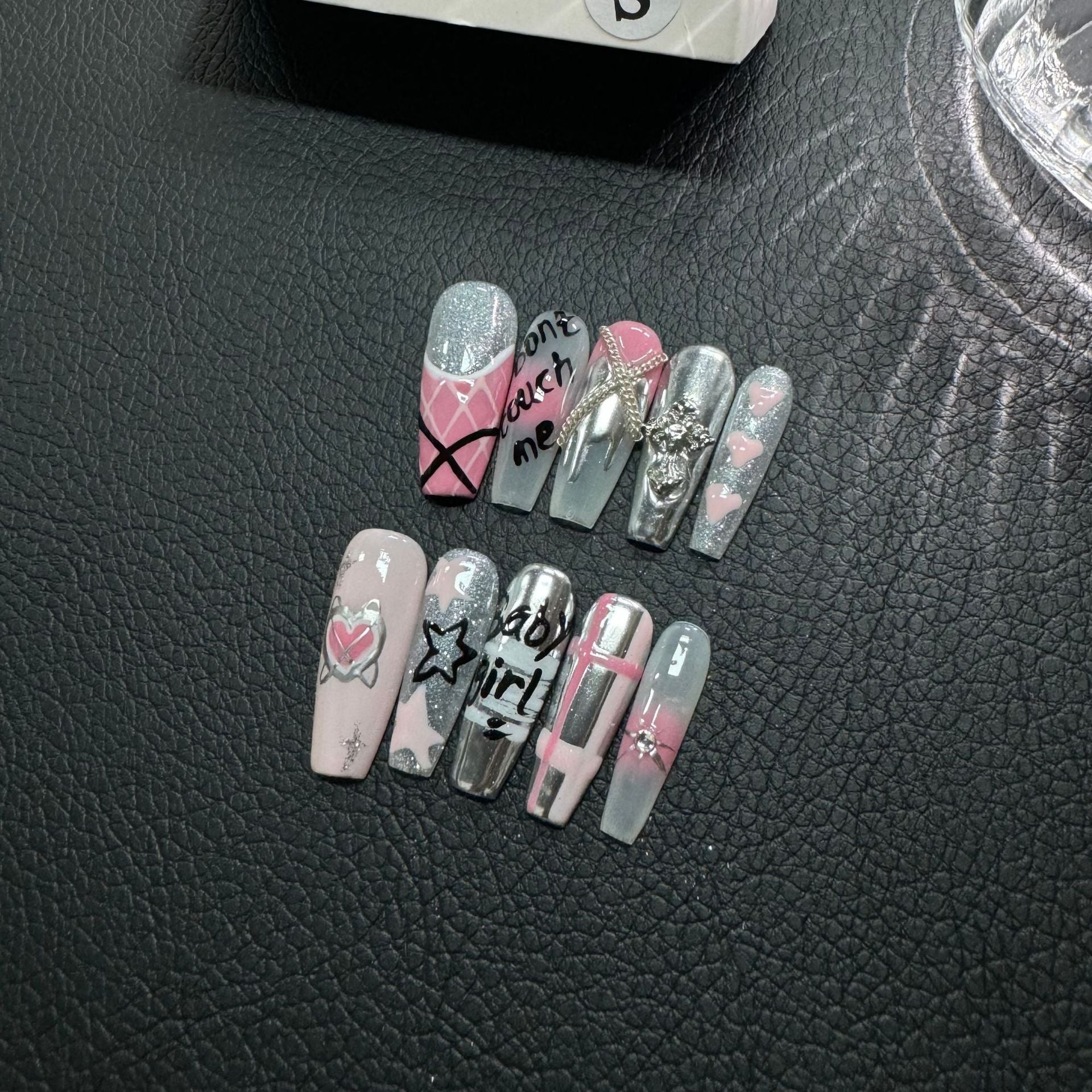 365nails : « Amour rebelle » — ongles press-on fait main, forme coffin, 3D graffiti et cœur