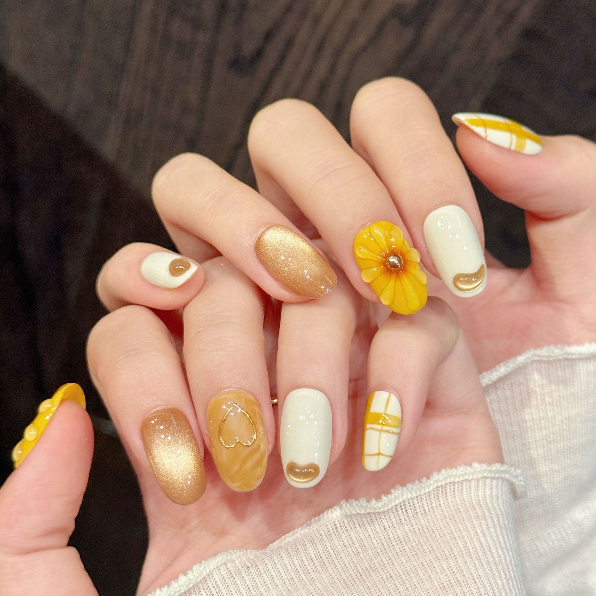 Ongles press-on mignons jaunes à carreaux et fleurs