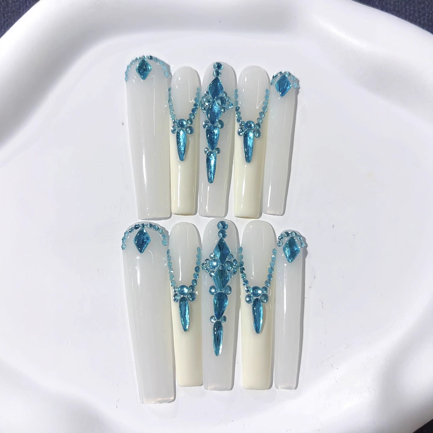 冰藍色水鑽滴落優雅穿戴甲