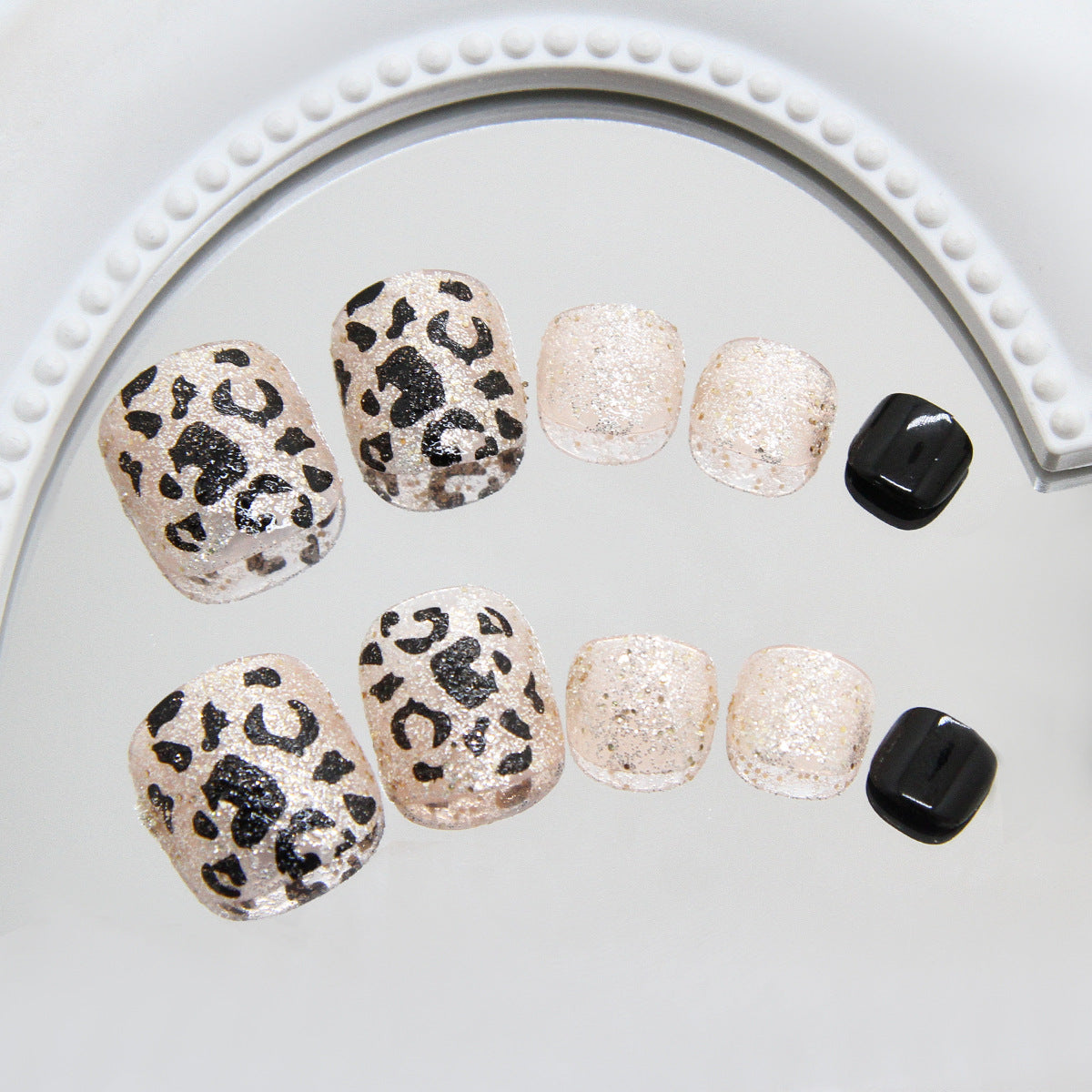 Exquisito estampado de leopardo champán, fino flash de moda, uñas de los pies blancas versátiles extraíbles, 24 piezas ｜365nails