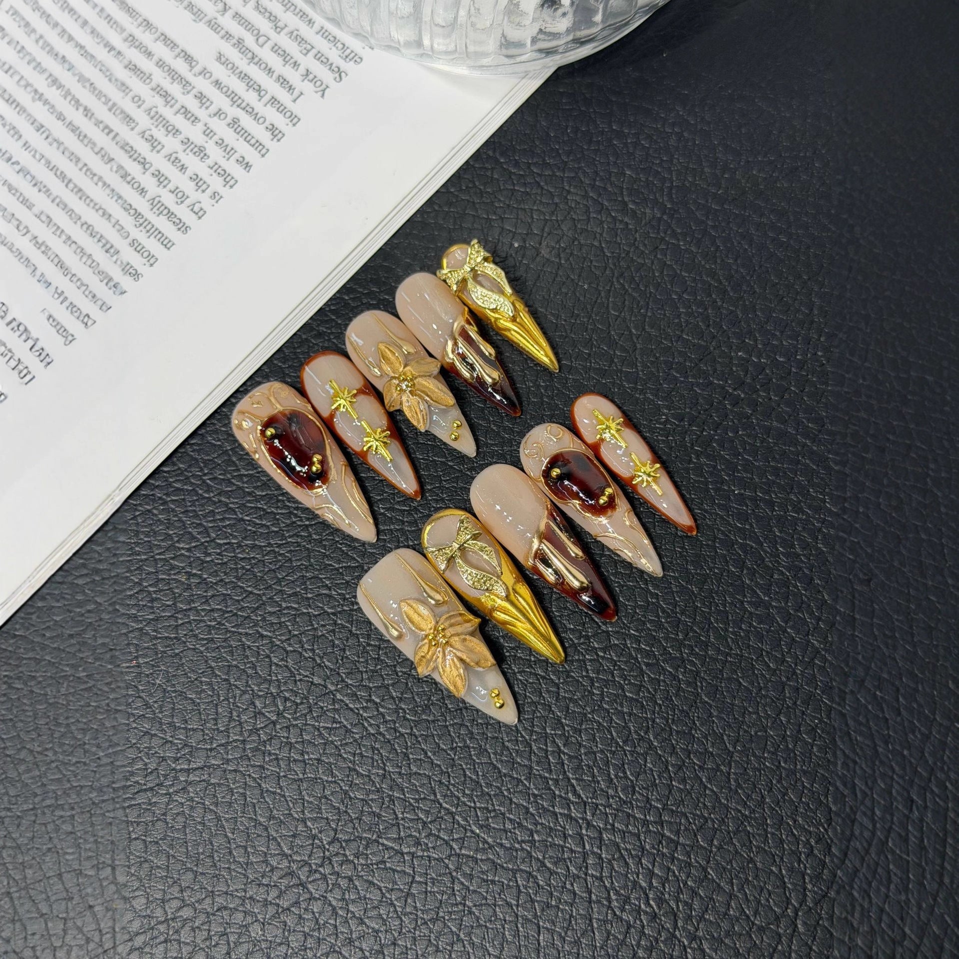 365nails: "Regal Crown" – 3D 골드 & 마블 수제 스틸레토형 네일