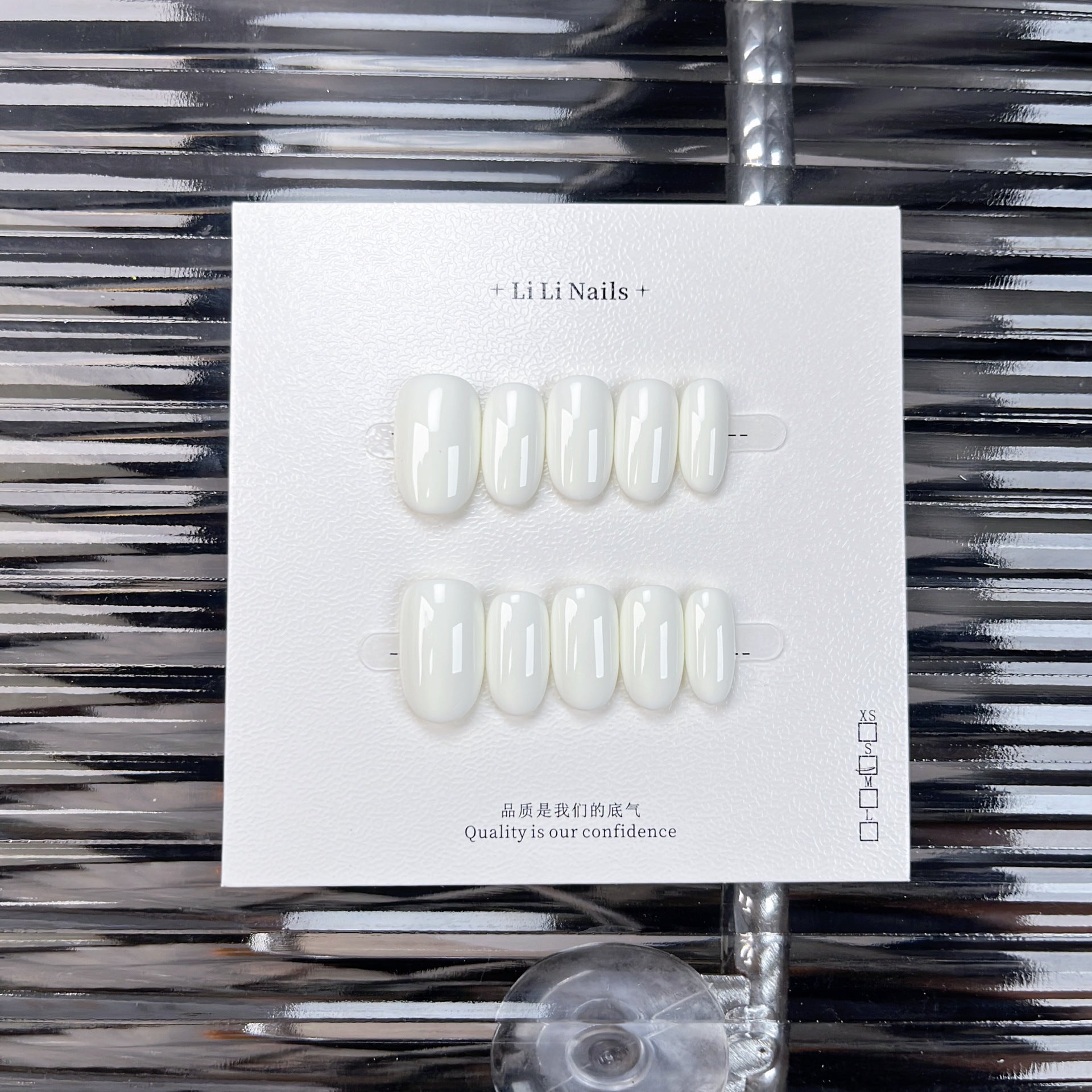 Essentiels unis | court, forme ronde | ongles press-on faits main