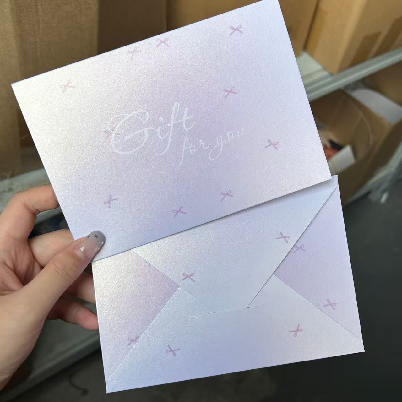 Luxury Pearlescent Envelope with Foil Stamping – Elegant Shiny Paper Envelope for Gifts and Letters