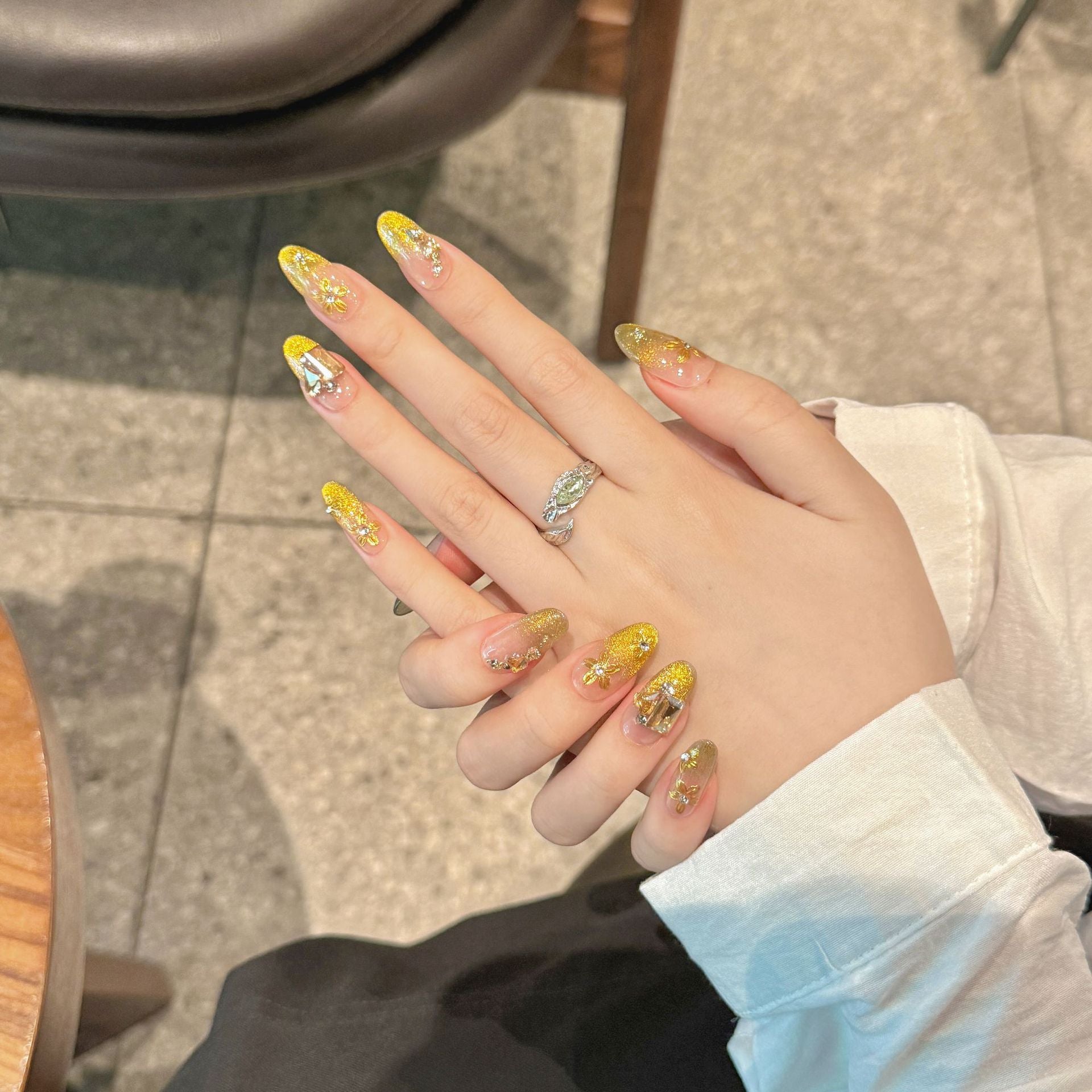 365nails: "골든 스플렌더" – 글리터 캣아이 & 3D 플라워 스퀘어형 네일