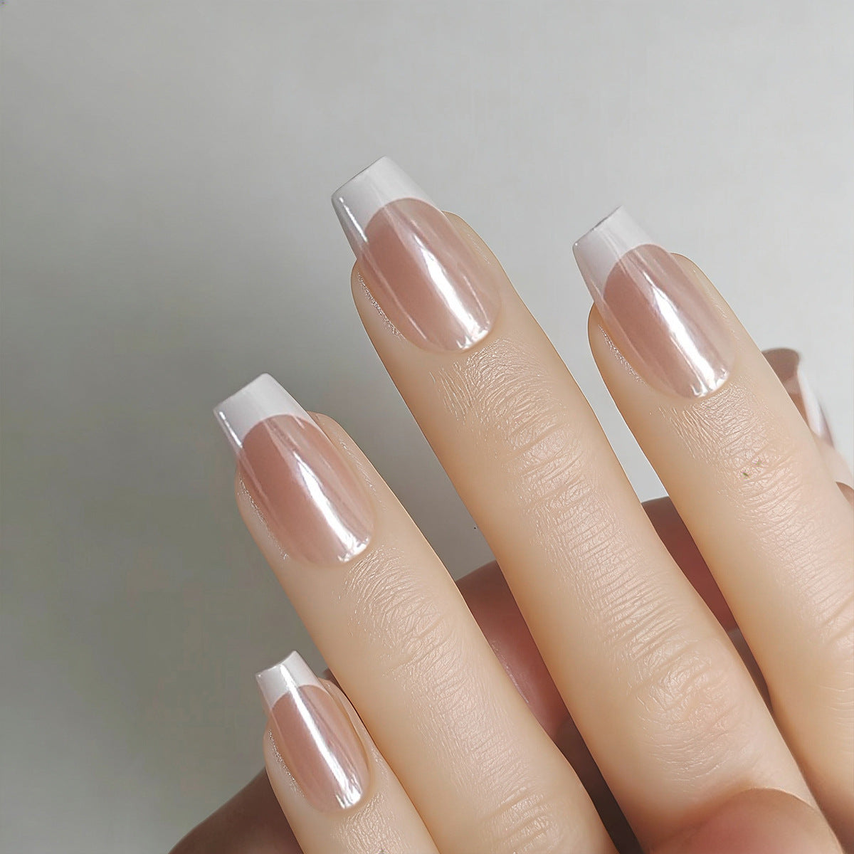 Coleção Aurora Francesa: "Francesinha Holográfica" – Unhas Postiças Curtas no Formato Caixão
