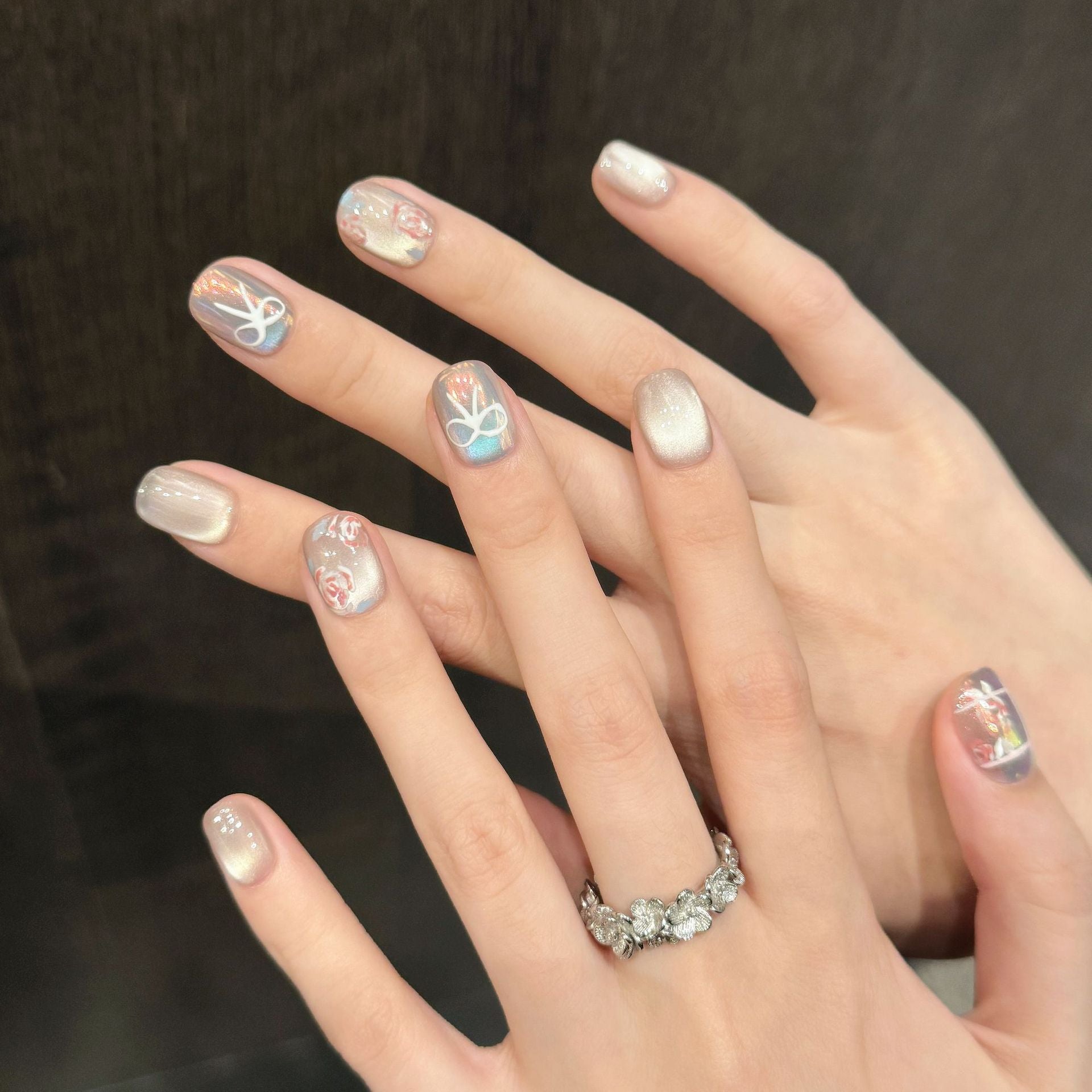 365nails：「夢幻蛋白石」— 手繪花卉與蝴蝶結貓眼手工製方形穿戴甲