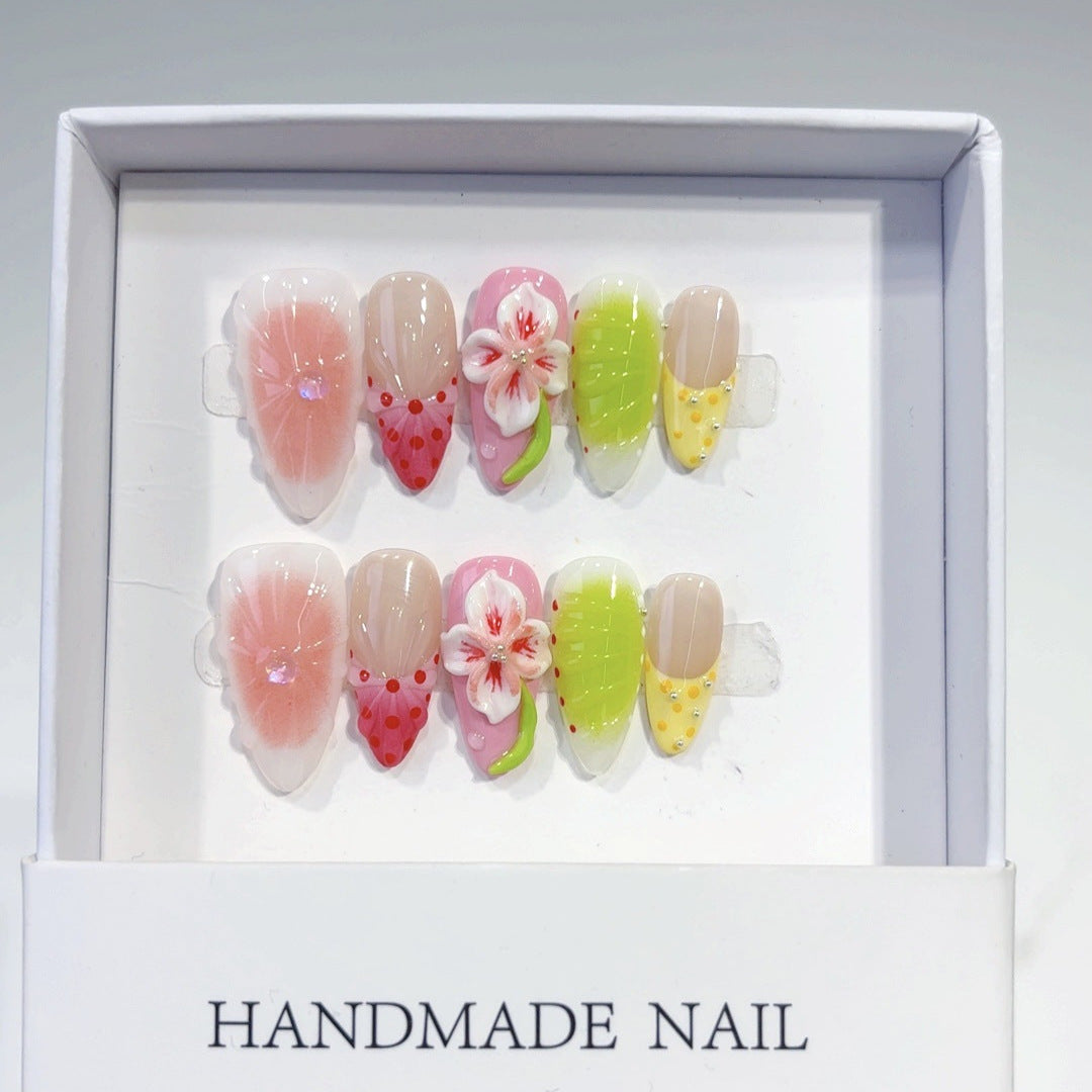 Fruits d'été et fleurs : "Lueur fraise et sakura" – Ongles press-on forme amande faits main