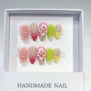 Fruits d'été et fleurs : "Lueur fraise et sakura" – Ongles press-on forme amande faits main