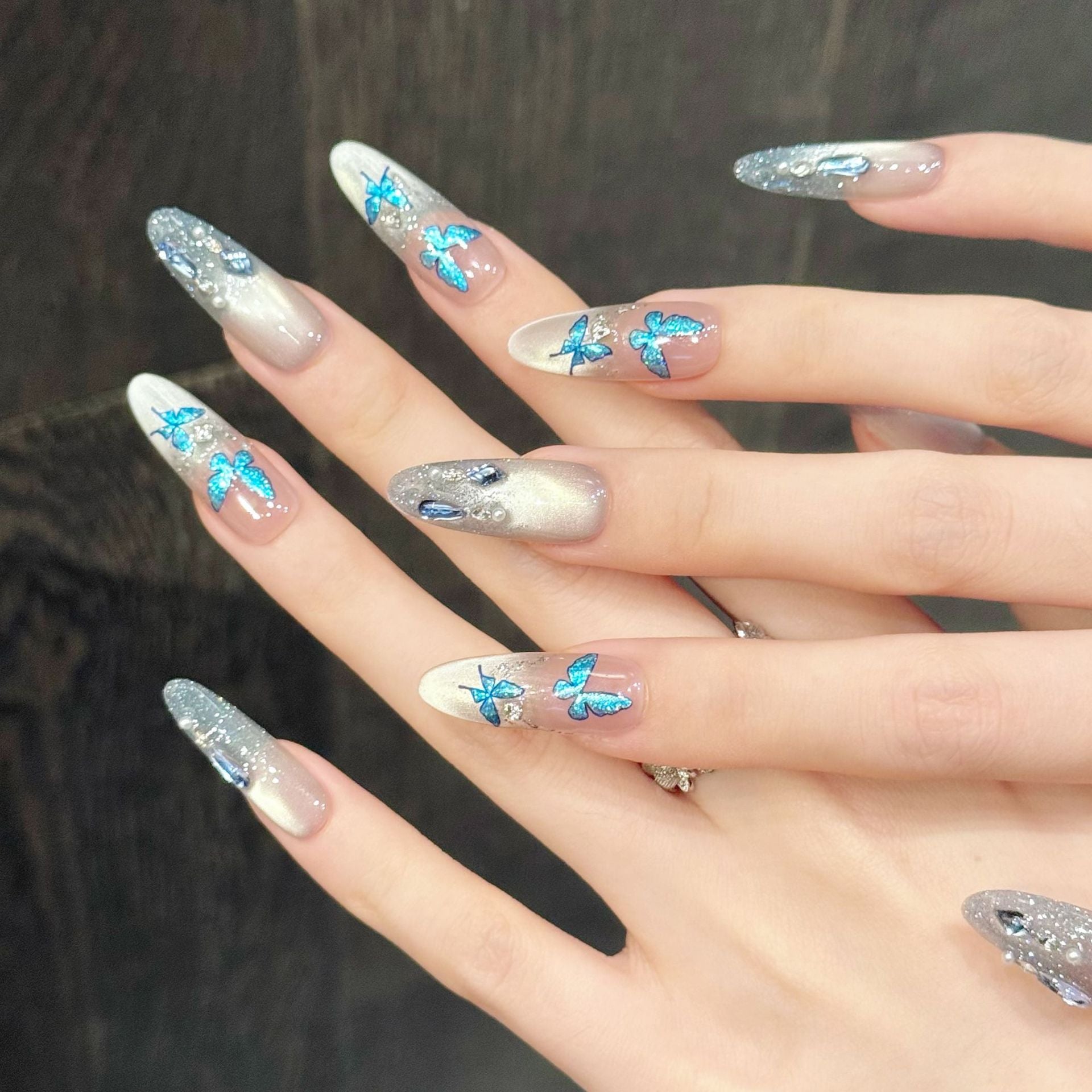 365nails: 「蔚藍幻想」— 3D 蝴蝶與貓眼亮粉手工製長款杏仁形穿戴甲
