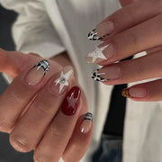 Manicure francesa com estampa de crocodilo e estrela de cinco pontas