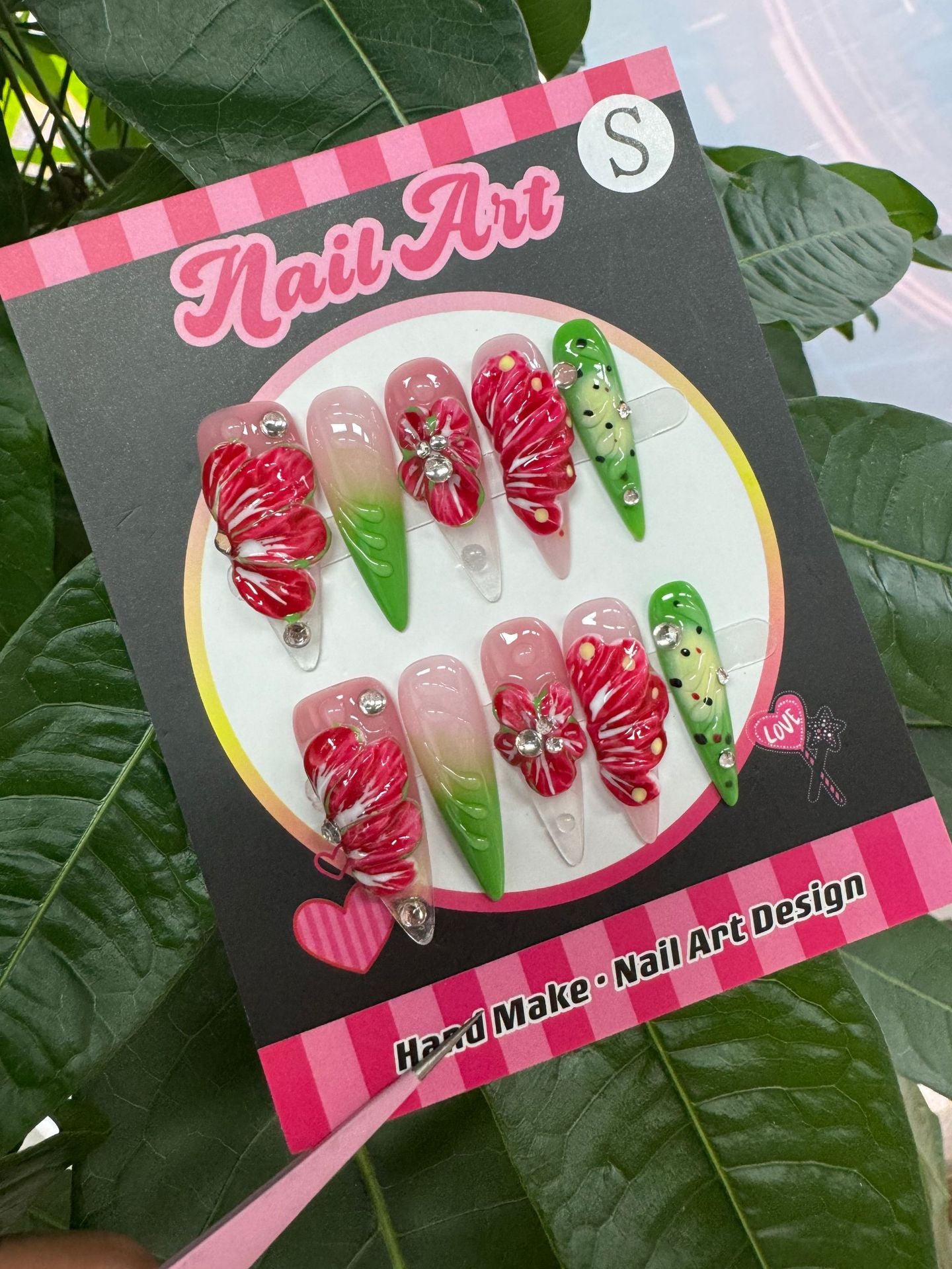 365nails：「緋紅蝶舞」— 3D花卉與法式手工製長款尖形穿戴甲