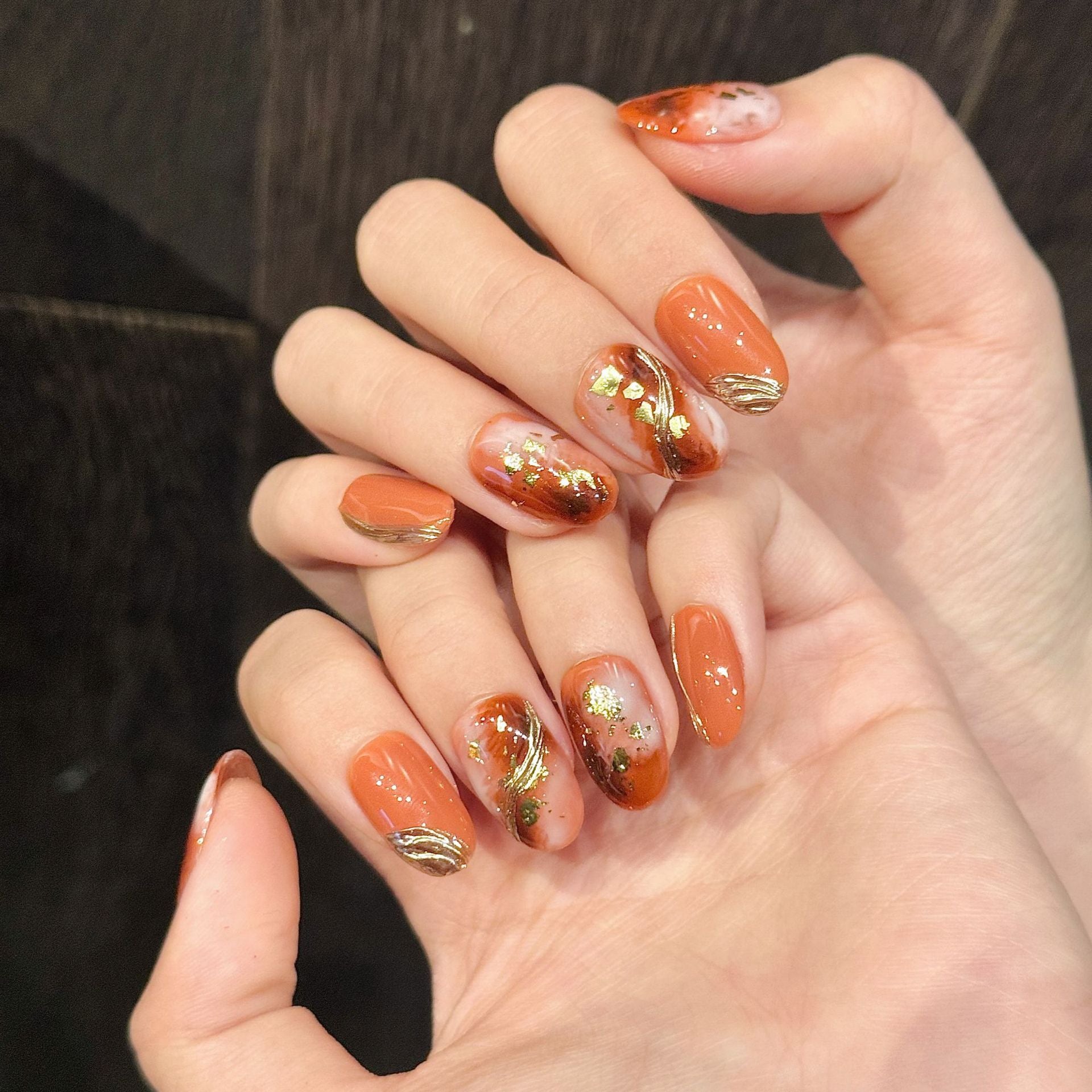 365nails : « Ambre doré » — ongles courts, faits main, forme carrée, marbrés à la feuille d'or