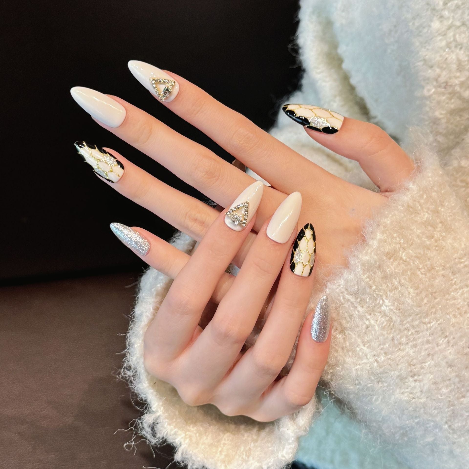 Unhas pintadas à mão estilo luxuoso com bola de diamantes pretos e brancos com padrão de cobra, estilo olho de gato cinza | 365nails