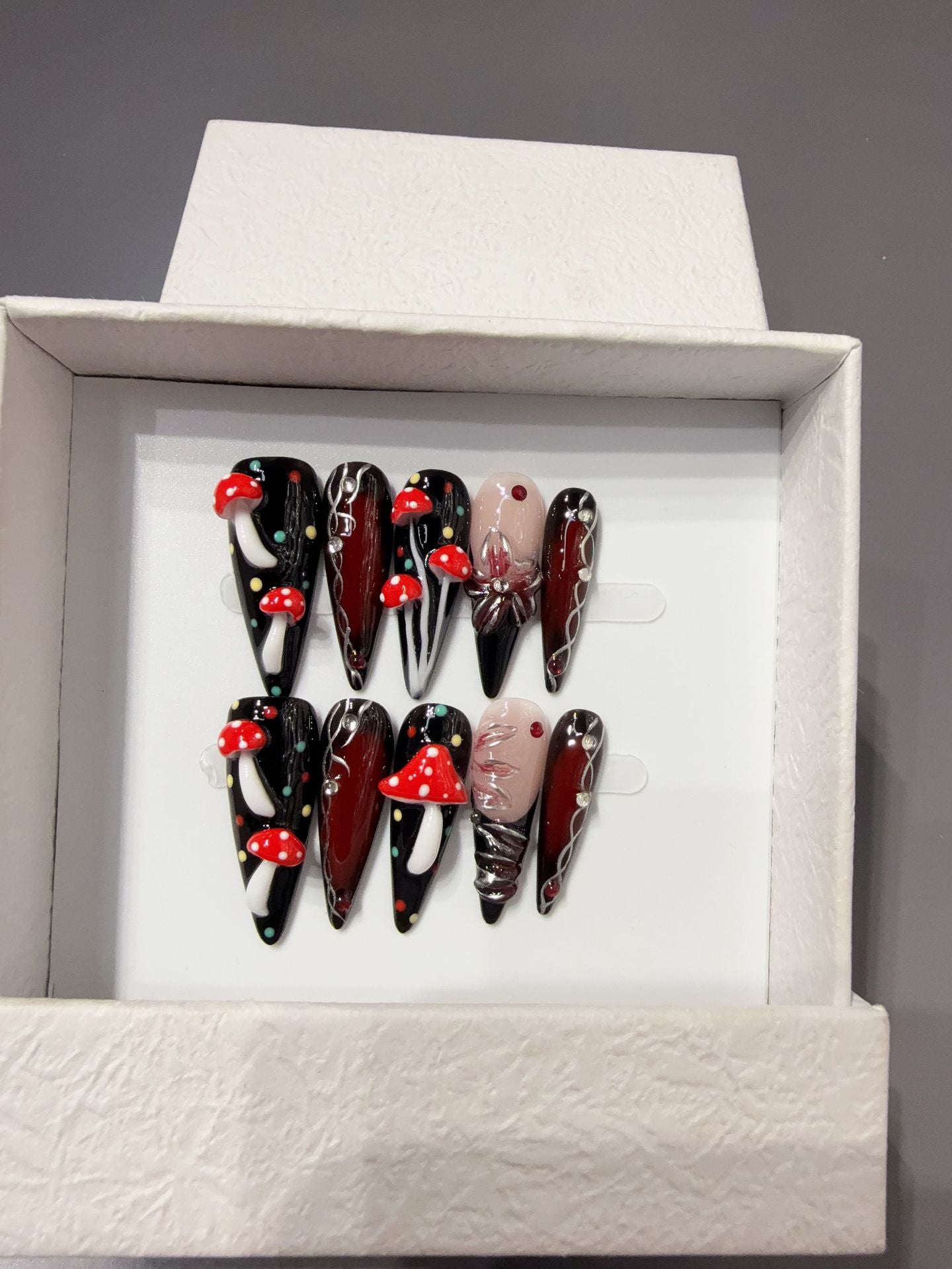 365nails: "마법의 숲" – 3D 버섯 & 레이스 수제 롱 스틸레토형 네일