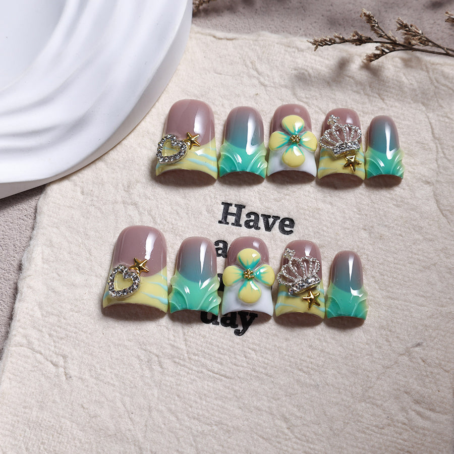 Ongles French verts et jaunes avec breloques florales et couronne