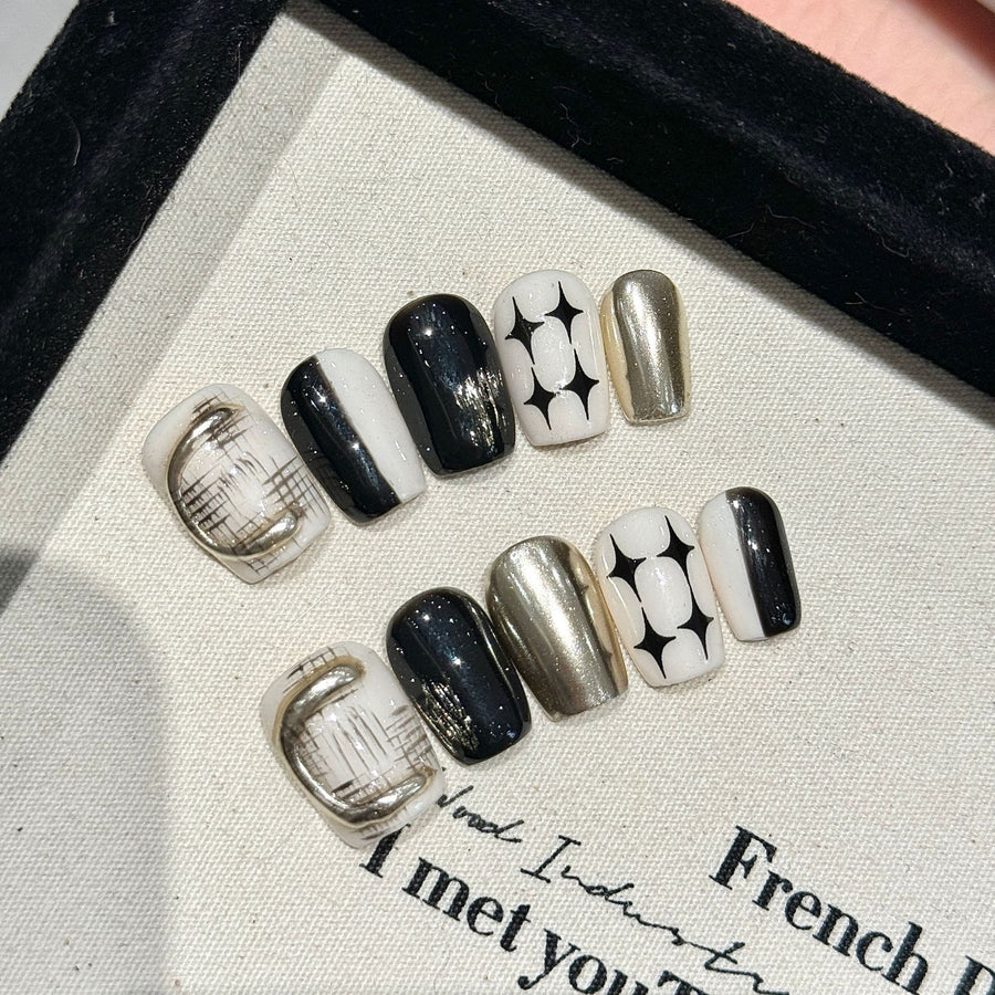 365nails: "느와르 지오메트리" – 3D 메탈릭 & 체커보드 수제 숏 스퀘어형 네일