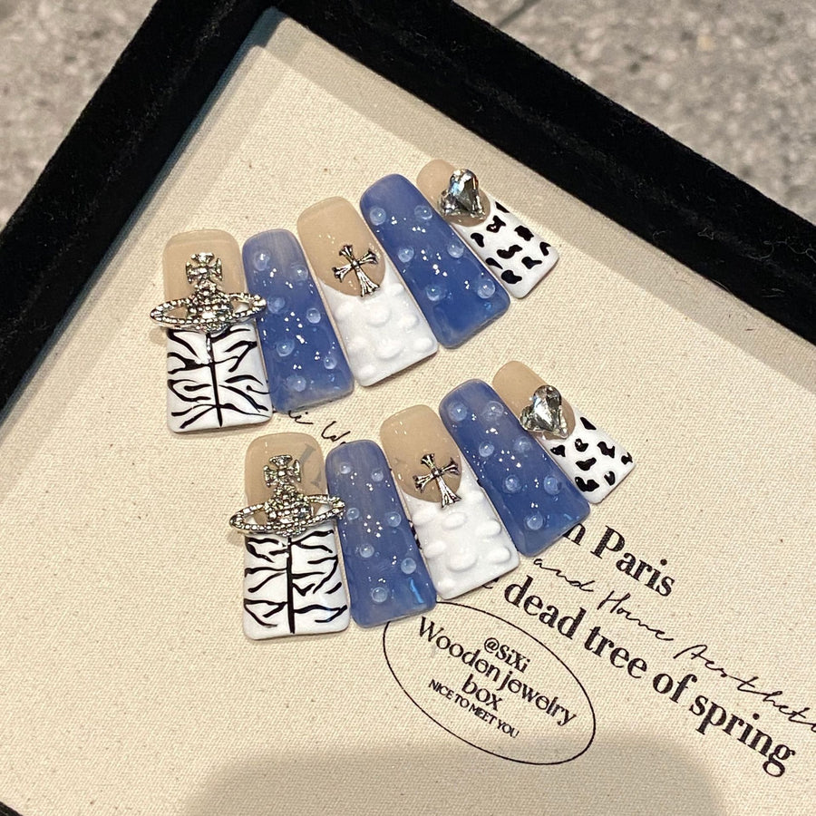 Ongles motifs Y2K mixés avec zèbre, pois et charmes cristal｜365nails