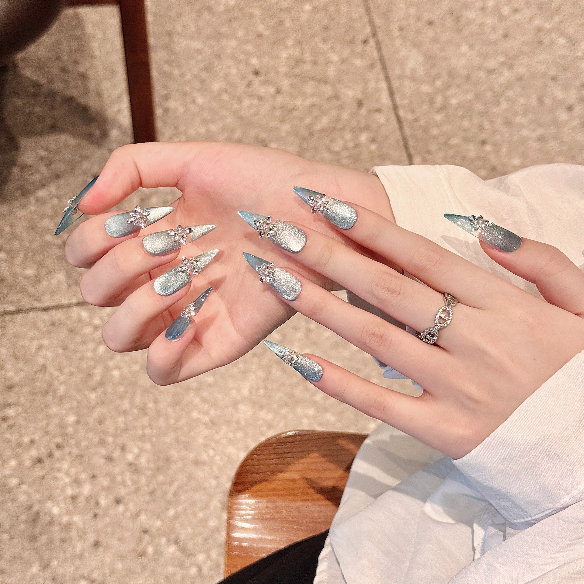 365nails : "Frosted Aurora" — ongles forme amande fait main avec paillettes irisées et motif étoile en strass