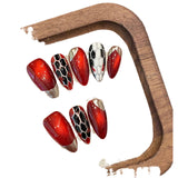Cabeza de serpiente retro, ojo de gato, serpiente polivinílica, patrón de serpiente pintado a mano, uñas blancas y rojas para Año Nuevo, uñas hechas a mano | 365nails