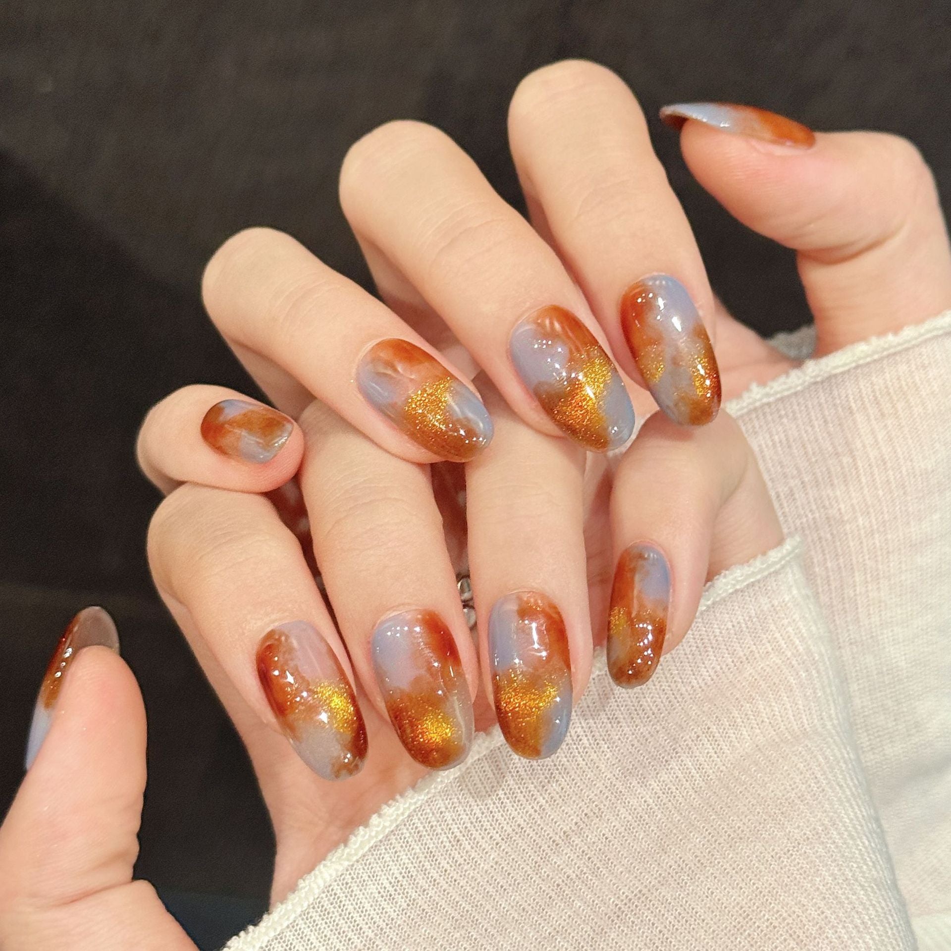 365nails : « Coucher de soleil ambré » — ongles courts forme carrée en marbre d'agate, faits main