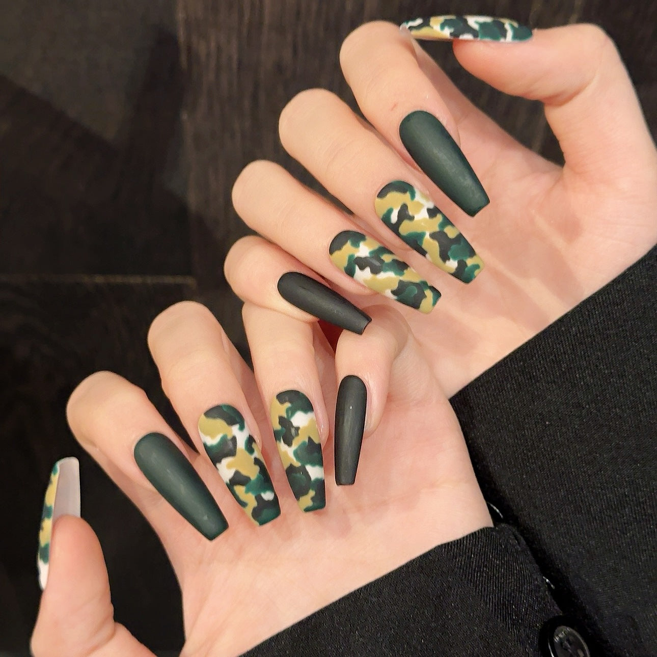Nail Art, camuflagem verde-exército, unhas postiças, primavera-verão, beleza de unhas, unhas postiças pintadas à mão, unhas finalizadas | 365nails