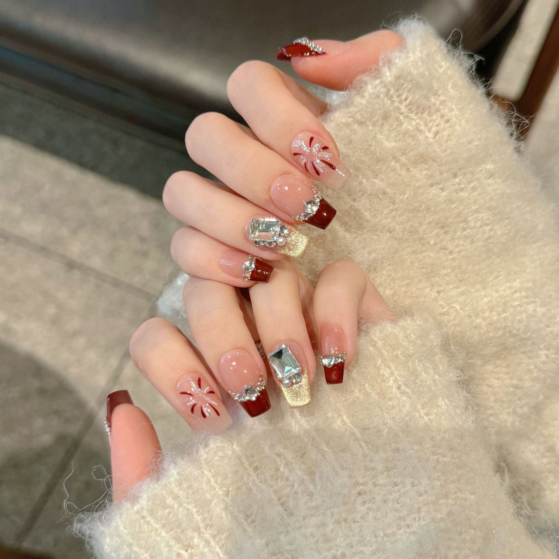 365nails: "Crimson Fireworks" – 3D 寶石與法式尖端 手工製 短款 方形 穿戴甲
